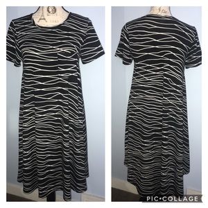 🎉HP🎉 LuLaRoe Black/White Printed Carly Swing Dress
